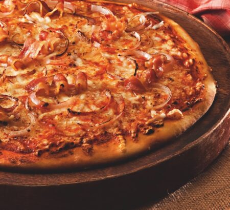 Πίτσα με γραβιέρα, κρεμμυδάκι, μπέικον και φρέσκο βούτυρο