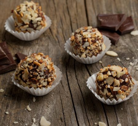 Στρογγυλά μπαλάκια από καρύδι με τρούφα σοκολάτα και κονιάκ