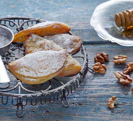 Skaltsounia with honey and walnuts