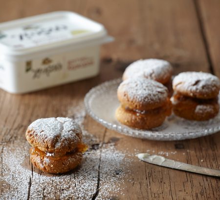 Πάστες αμυγδάλου με μαρμελάδα