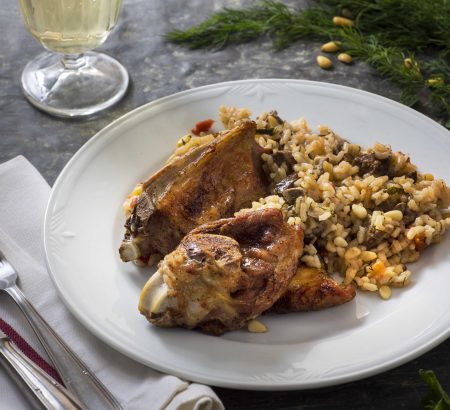 Αρνάκι γεμιστό με ρύζι και κουκουνάρι