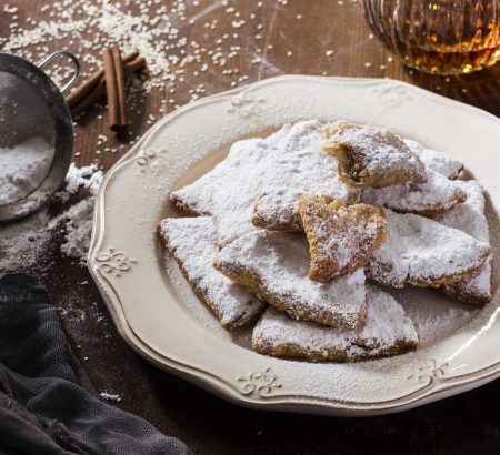 Γλυκά σιροπιαστά πιτάκια γεμιστά με φρυγανιά και σουσάμι