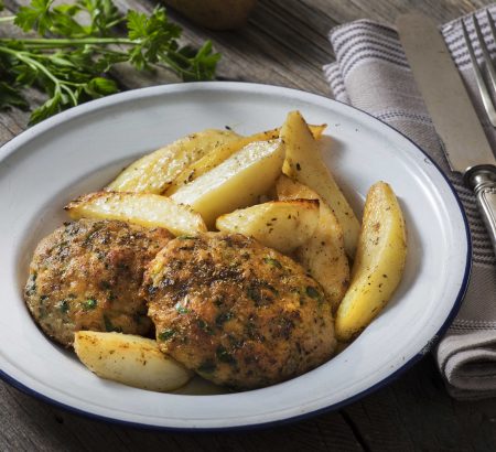 Μπιφτέκια από σουπιά και καλαμάρια με πατάτες στο φούρνο