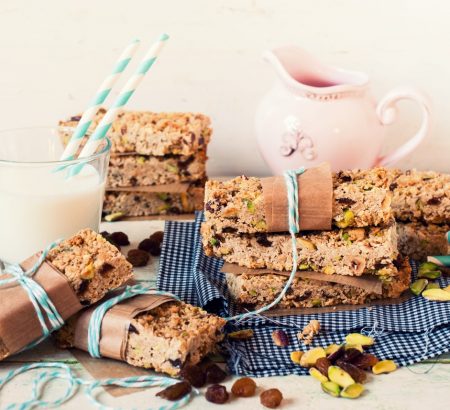 Μπάρες Δημητριακών με βρώμη, φουντούκια και φιστίκι Αιγίνης