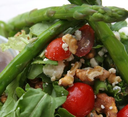 Σαλάτα με σπαράγγια και κατσικίσιο τυρί