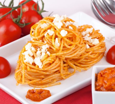 Λιγκουίνι με κατσικίσιο τυρί, ντομάτα και ρόκα