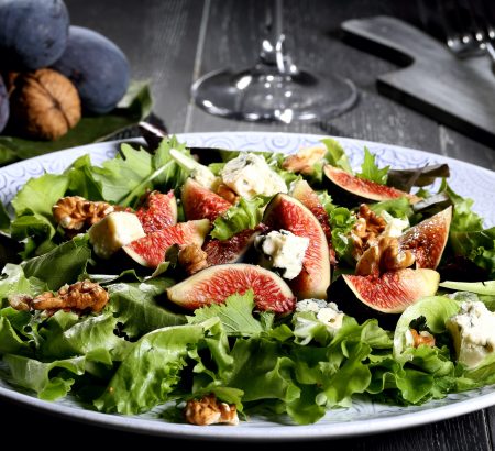 Πράσινη σαλάτα με Χωριό μυρωδάτο και σάλτσα μυρωδικών