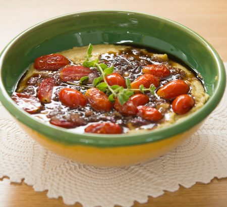 Φάβα με καραμελωμένα ντοματίνια