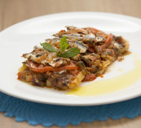 Γαύρος πλακί με ντομάτες & πατάτες Νάξου