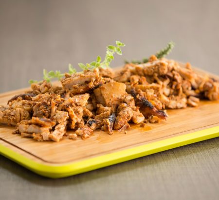 Χοιρινός γύρος στο φούρνο με πικάντικη σάλτσα ντομάτας και σκορδοπίπερο