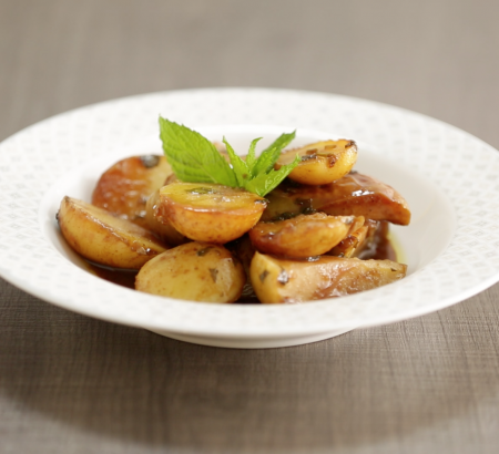 Ζεστή πατατοσαλάτα με μήλα