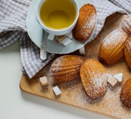 Γαλλικά κεκάκια (madeleines) με πορτοκάλι και κάρδαμο