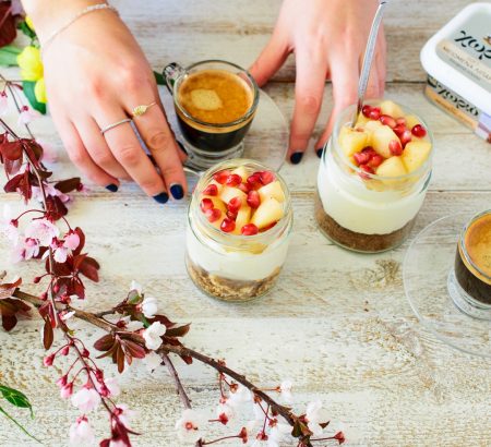 Μους γιαουρτιού με καραμελωμένα αχλάδια