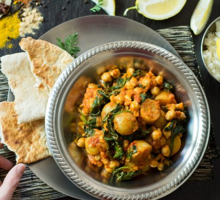 Πατάτες με ρεβύθια και σπανάκι με κάρυ