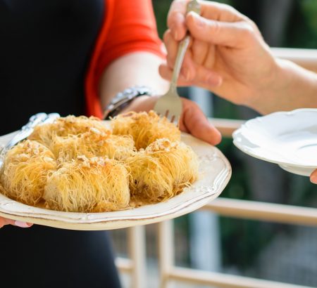 Καταΐφια σιροπιαστά με καρύδι και βούτυρο Χωριό