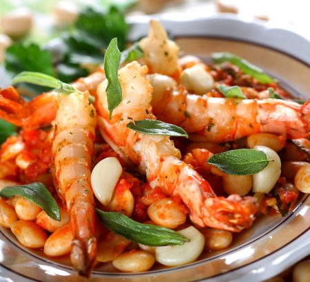 Γαρίδες με φασόλια και φέτα σε σάλτσα ντομάτας