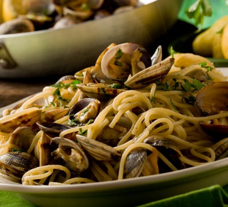 Μακαρονάδα με μύδια σκορδάτα
